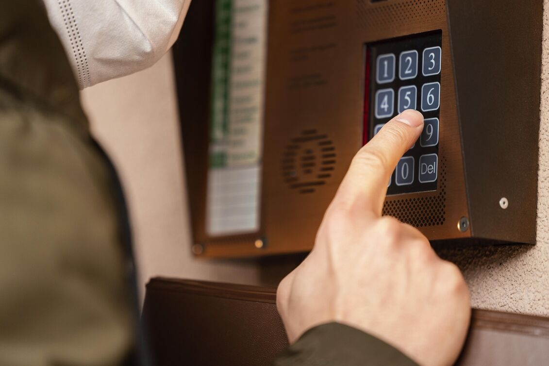 Indoor intercom station with touchscreen